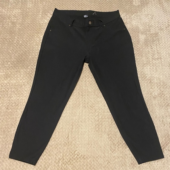 HUE Pull On Jeans - Picture 2 of 9